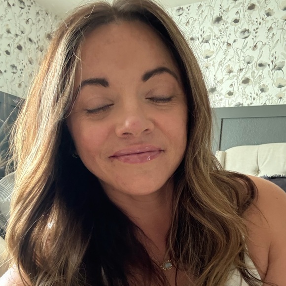 Meet your Posher, Candice - Picture 3 of 3